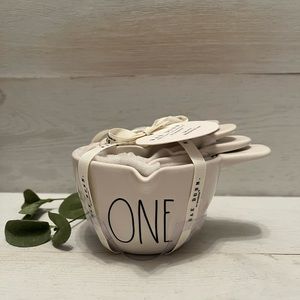 Rae Dunn measuring cup set